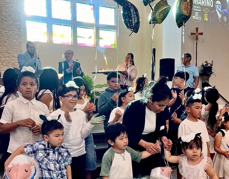 Niños celebrando en un evento infantil de Love California Church