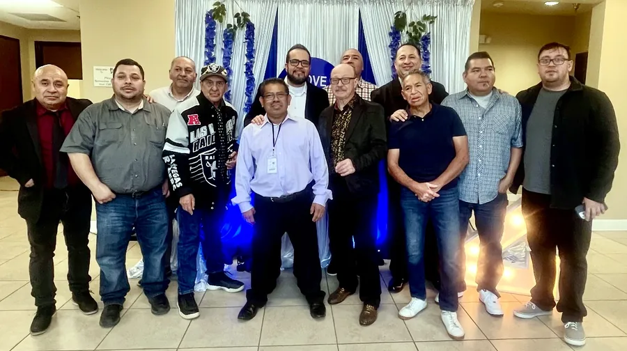 Hombres de Love California Church en una reunión de hombres